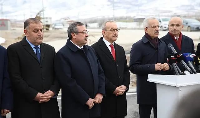 Bakan Uraloğlu ve AK Parti Malatya İl Başkanı Ali Bakan, İkizce Deprem Konutları Şantiyesi'ni Ziyaret Etti