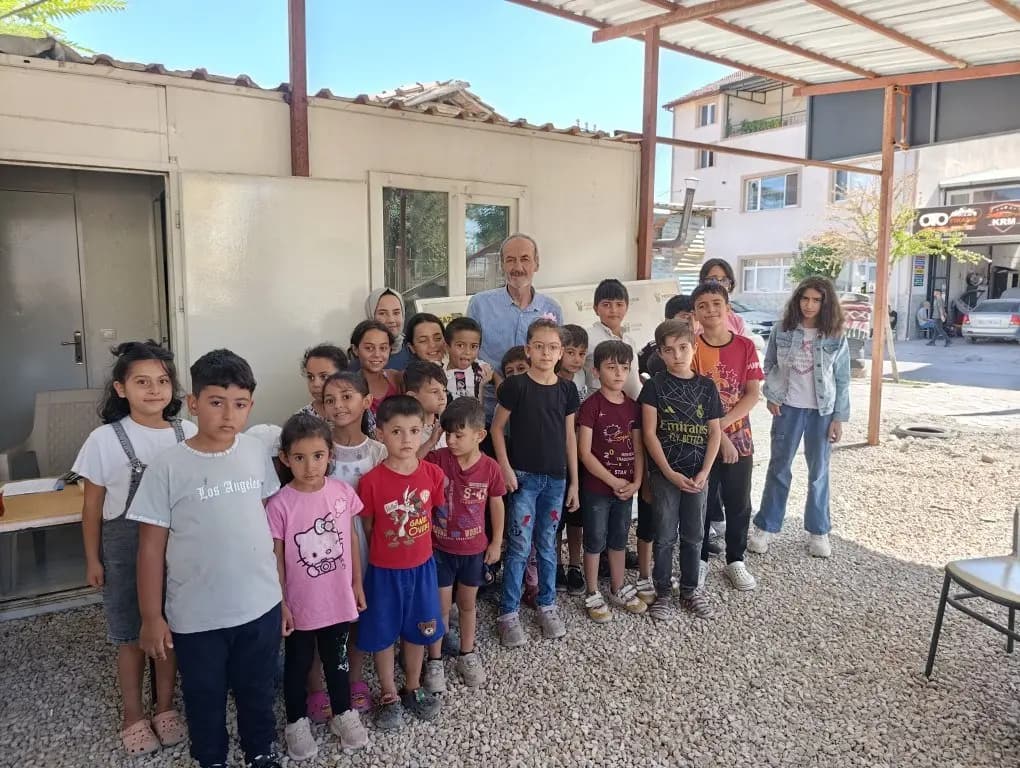 YEŞİLDER’den Öğrencilere Çanta ve Kırtasiye Desteği