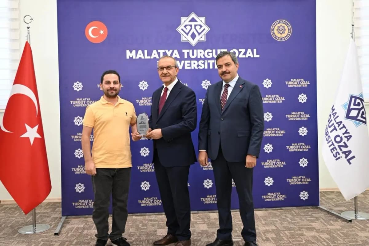 Üniversitemizin Başarılı Akademisyenleri Ödüllendirildi