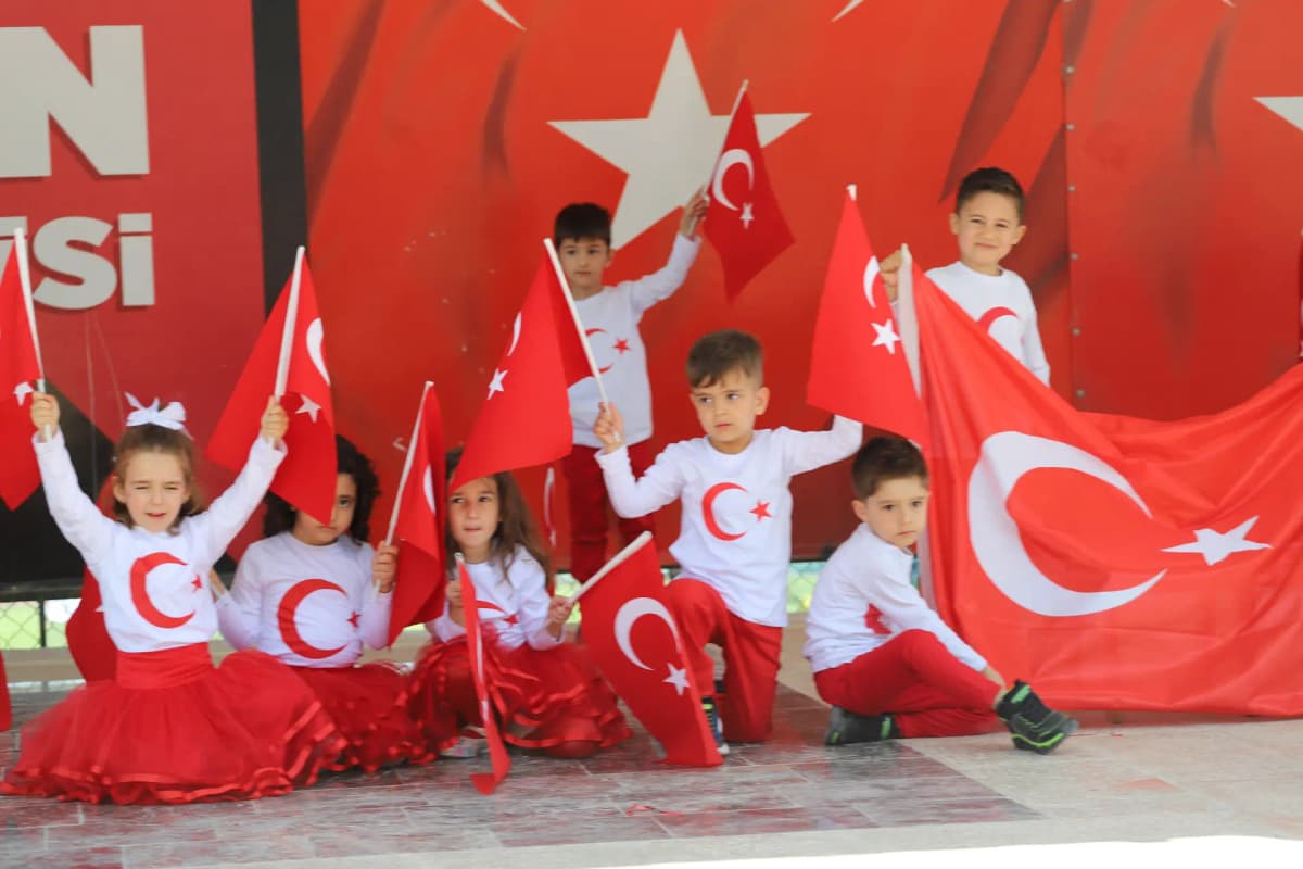 23 Nisan Coşkusu Mercan Koleji'nde Zirveye Taşındı!